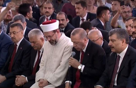 Erdoğan 15 Temmuz şehitleri için Kur'an okudu