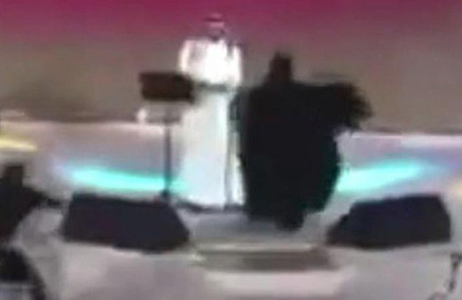 Sahneye koşup erkek şarkıcıya sarılınca olanlar oldu