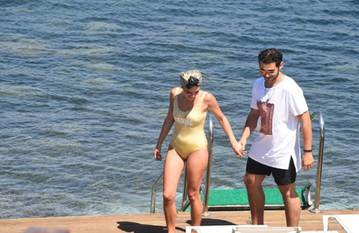 Cem Belevi panikledi Tişörtünü çıkarmaktan vazgeçti