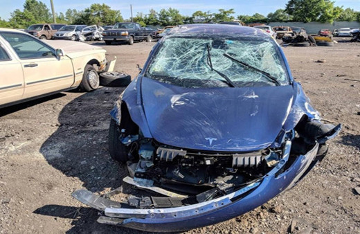 Takla atan Tesla bu hale geldi