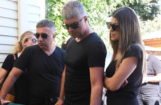 Özcan Deniz'i yalnız bırakmadı! Cenazede dikkat çeken isim