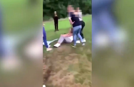 Dehşete düşüren görüntü!  Çete 13 yaşındaki kızı öldüresiye dövdü