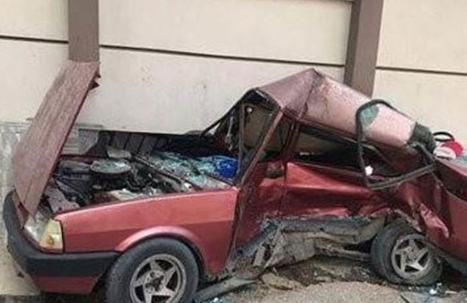 Sürüklenen otomobil evin odasına daldı, herkes şoke oldu