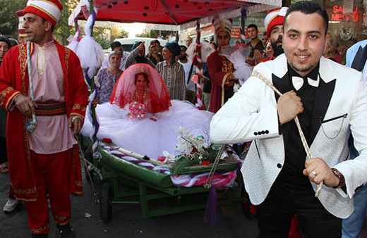 Denizi olmayan Manisa’da gelini kayıkla aldı