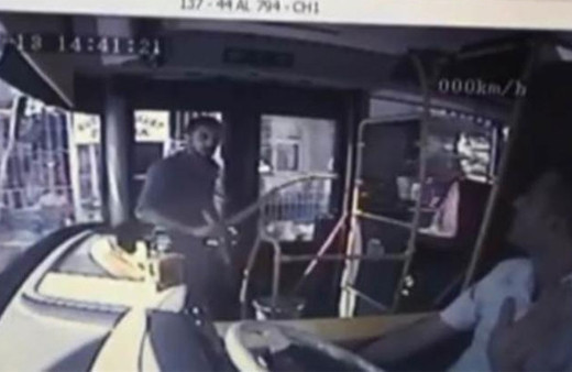 Belediye otobüsünde döner bıçaklı dehşet