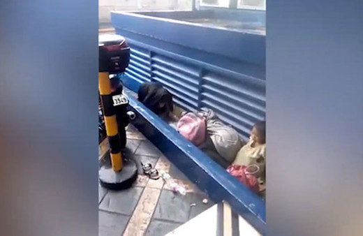 Yürek burkan görüntü! Yağmur altında böyle ders çalıştı