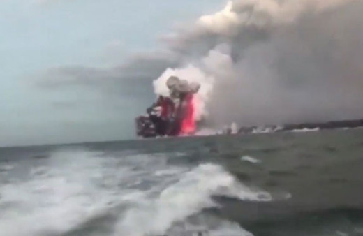 Korku dolu anlar! Yanardağdan çıkan lavlar tur teknesine sıçradı