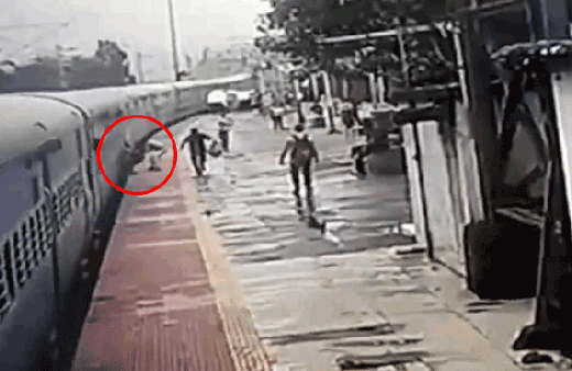 Trenin kapısında asılı kalan adamı polis böyle kurtardı! 