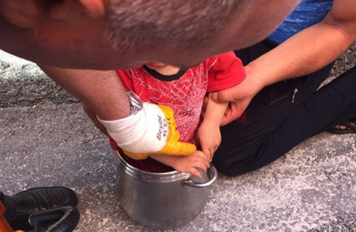 Çorum'da 2 yaşındaki çocuk düdüklü tencereye sıkıştı