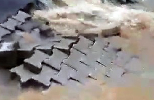  Çengelköy'de yağış nedeniyle yol çöktü, kaldırım taşları söküldü