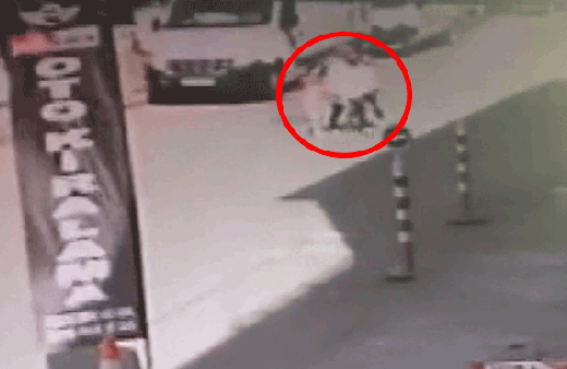 Korkunç kaza! Dalgın sürücü anne ve çocuklarını böyle ezdi