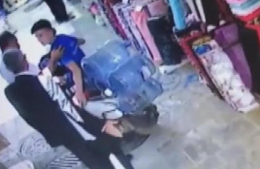 Motosikleti hızlı süren gence tokat attı; çevredekiler tepki gösterdi