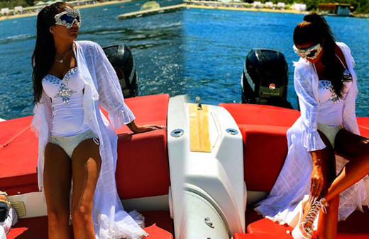 Olay kadın Süreyya Yalçın bu sefer de 'zengin gözlükleriyle' gündem oldu!