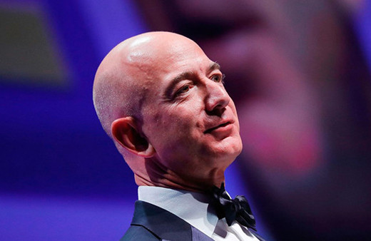 Dünyanın en zengini ama evde bulaşıkları o yıkıyor