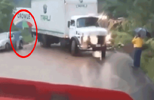 Elindeki şemsiyeyle kocaman kamyonu durdurdu! 