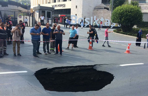 Dolmabahçe'de yol çöktü! Beşiktaş stadının hemen önü...