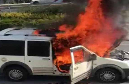 15 dakika önce satın aldığı araba alev alev yandı