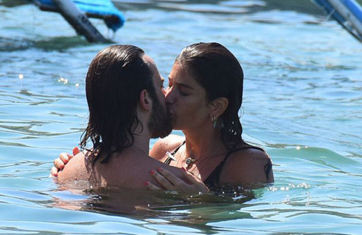 Denizde romantizm Berrak Tüzünataç öpmelere doyamadı!