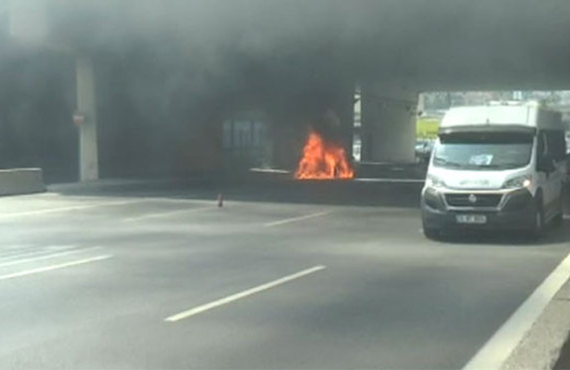 Kadıköy D-100'de araç yangını! Trafik durdu...