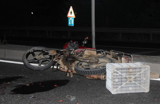 Araçlar üzerinden geçti arkadaşı bırakıp kaçtı...