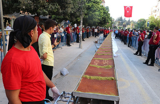 Hatay'da  79 metrelik künefe vatandaşlara dağıtıldı