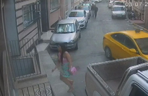 Beyoğlu’nda kapkaççı dehşeti kamerada!