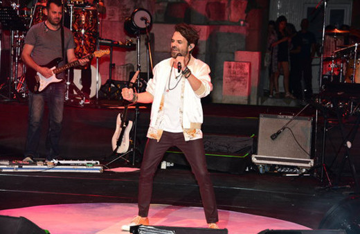 Beren Saat'ten dikkat çeken hareket! Kenan Doğulu'nun konserinde...