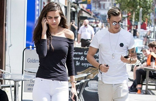 Amine Gülşe'den Mesut Özil'e destek mesajı