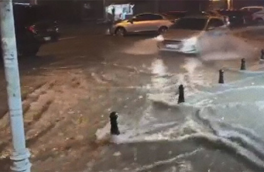 Silivri'de caddeleri su bastı!