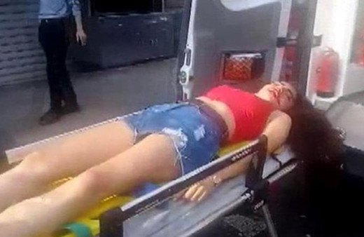 Beyoğlu'nda yolun karşına geçmek isteyen kadına otomobil böyle çarptı