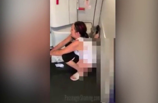 Uçakta 'idrar' krizi! Kimseye aldırmadan külodunu sıyırdı ve...