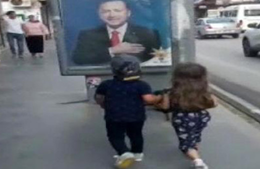  Erdoğan'ın afişini gören çocuk ‘dede’ diyerek elinden öptü