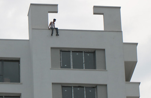 İntihar etmek isteyen gence 'Atlamak yürek ister' diye bağırdılar!