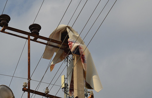 Elektrik tellerine takılan halı ilginç görüntüler oluşturdu