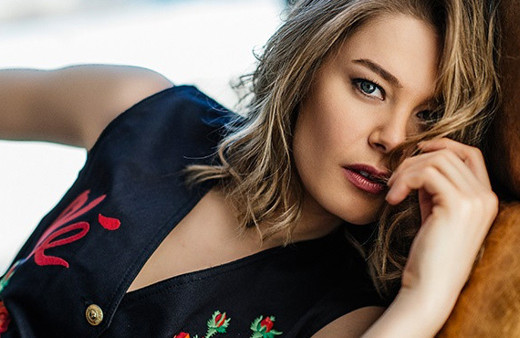 Burcu Biricik iç çamaşırlı sahnesiyle kuralları yıktı