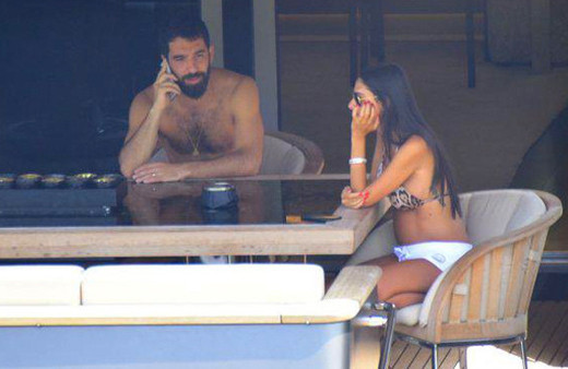 Tatili zehir oldu! Arda Turan'ın keyfini kaçıran telefon