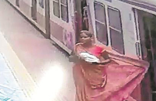 Dehşet anları kamerada! Tren altında kalmaktan son anda kurtuldu