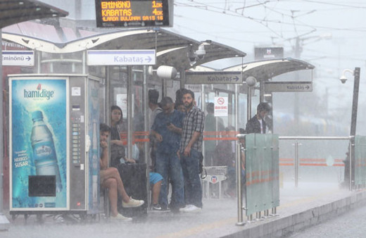 Yağmur İstanbul'u felç etti! Metro durdu araçlar sular altında kaldı