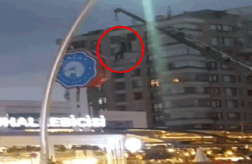 Korku dolu anlar! Tamir için ölümü hiçe saydı