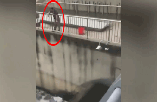 Görenler gözlerine inanamadı! Bu adam ne yapıyor böyle? 