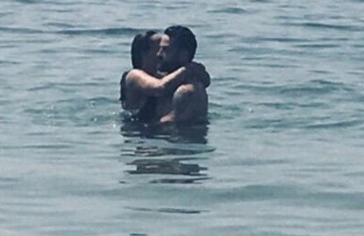 Denizde aşka geldiler! Ünlü çift kamerala böyle yakalandı