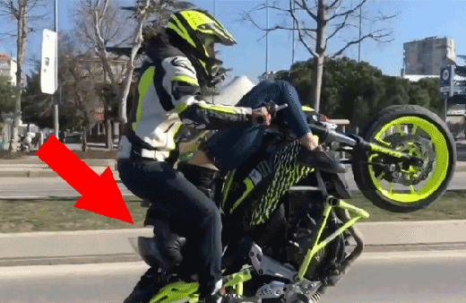 Pes artık! Kız arkadaşını sırtüstü yatırıp...