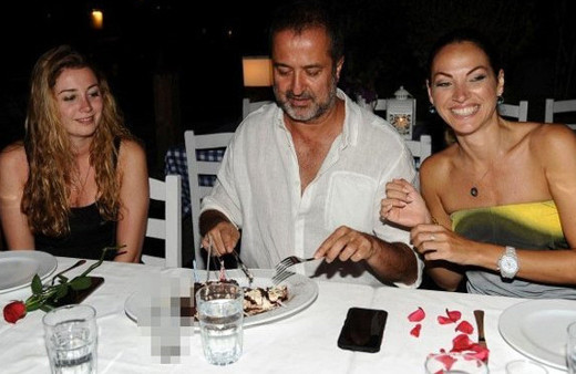 Serdar Bilgili Aslı Mavitan'la aşk yaşıyor! Bakın kimin kızı çıktı