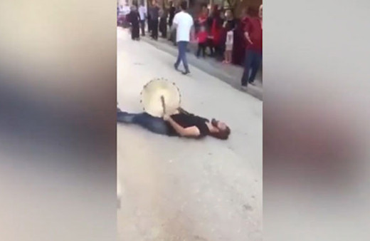 Düğünde kendinden geçen davulcu sosyal medyayı salladı! 