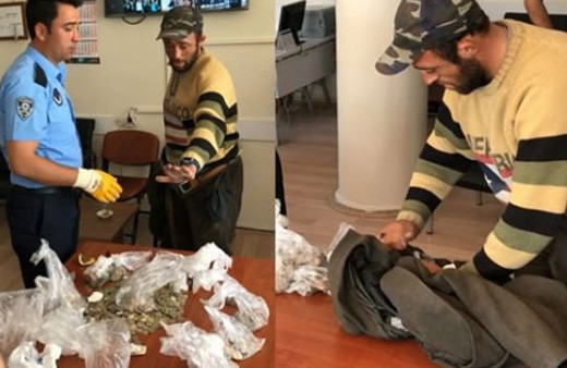 Gezgin dilencinin her yerinden para fışkırdı