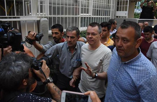 Rahip Brunson'un evinin önünde hareketli dakikalar!