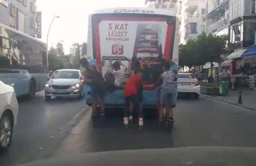 Trafikte korku dolu anlar! Ölümle burun buruna yolculuk