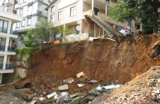 Sancaktepe'de bir okulun duvarı çöktü