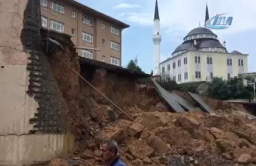 Sancaktepe'de bir okulun duvarı çöktü