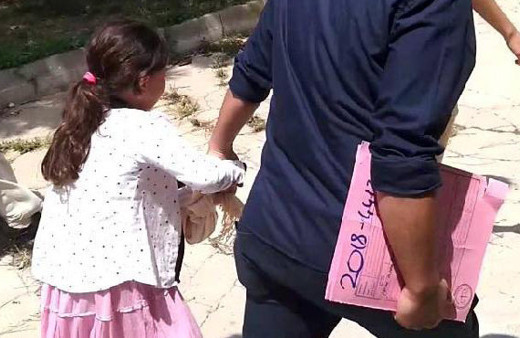 'Pes' dedirten görüntü! Çocuğa icra geldi memurlar alıp götürdü